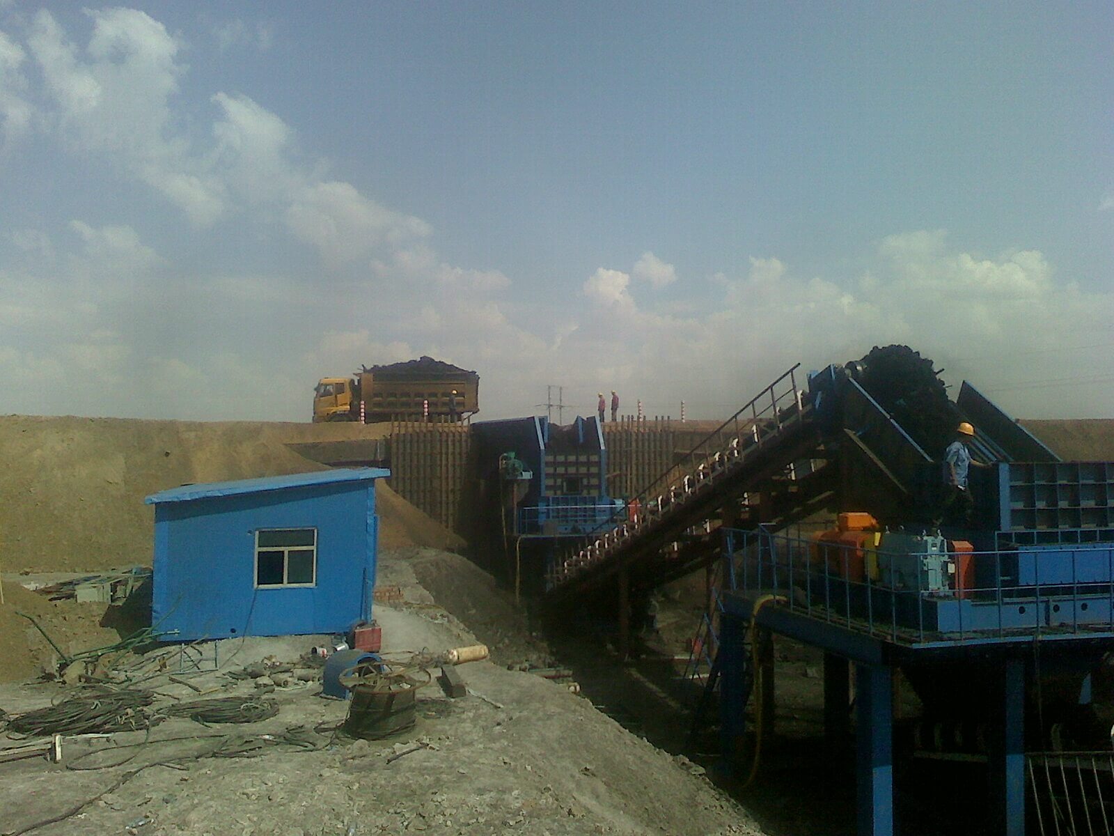 新疆准东矿固定式破碎站安装案例